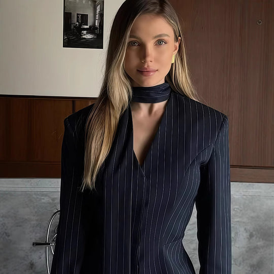 Damen Elegante gestreifte Bluse mit schmeichelndem V-Ausschnitt und schmalem Gürtel R&B