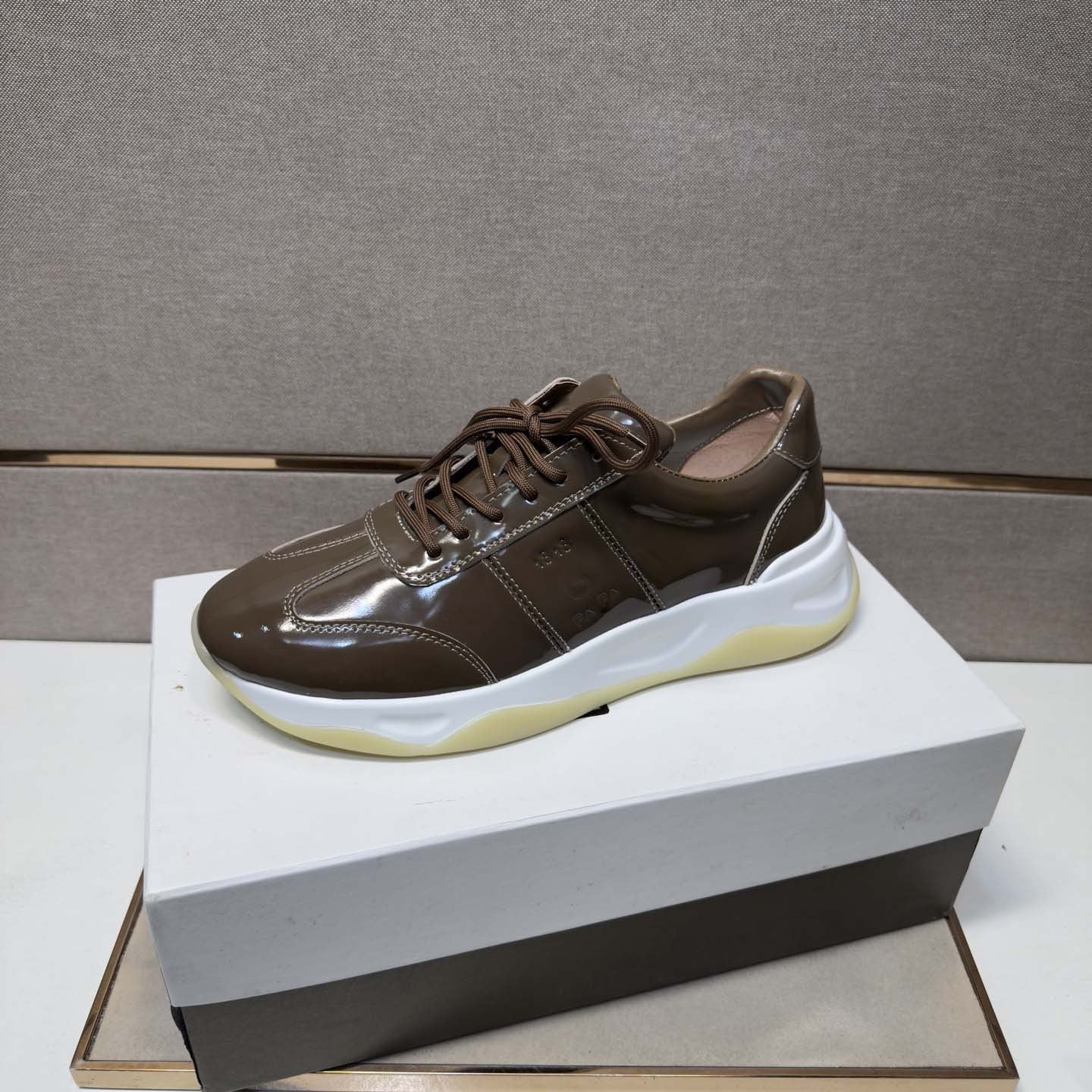 Damen Sportliche Sneakers mit modischem Glanzverschluss und dämpfender Sohle R&B