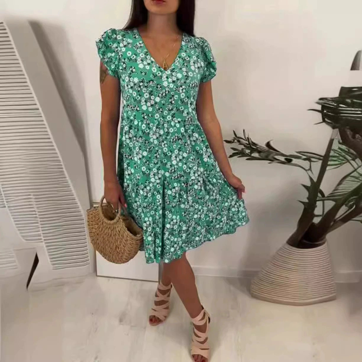 Damen Sommerliches Blütenmuster Kleid mit V-Ausschnitt und Rüschendetails R&B