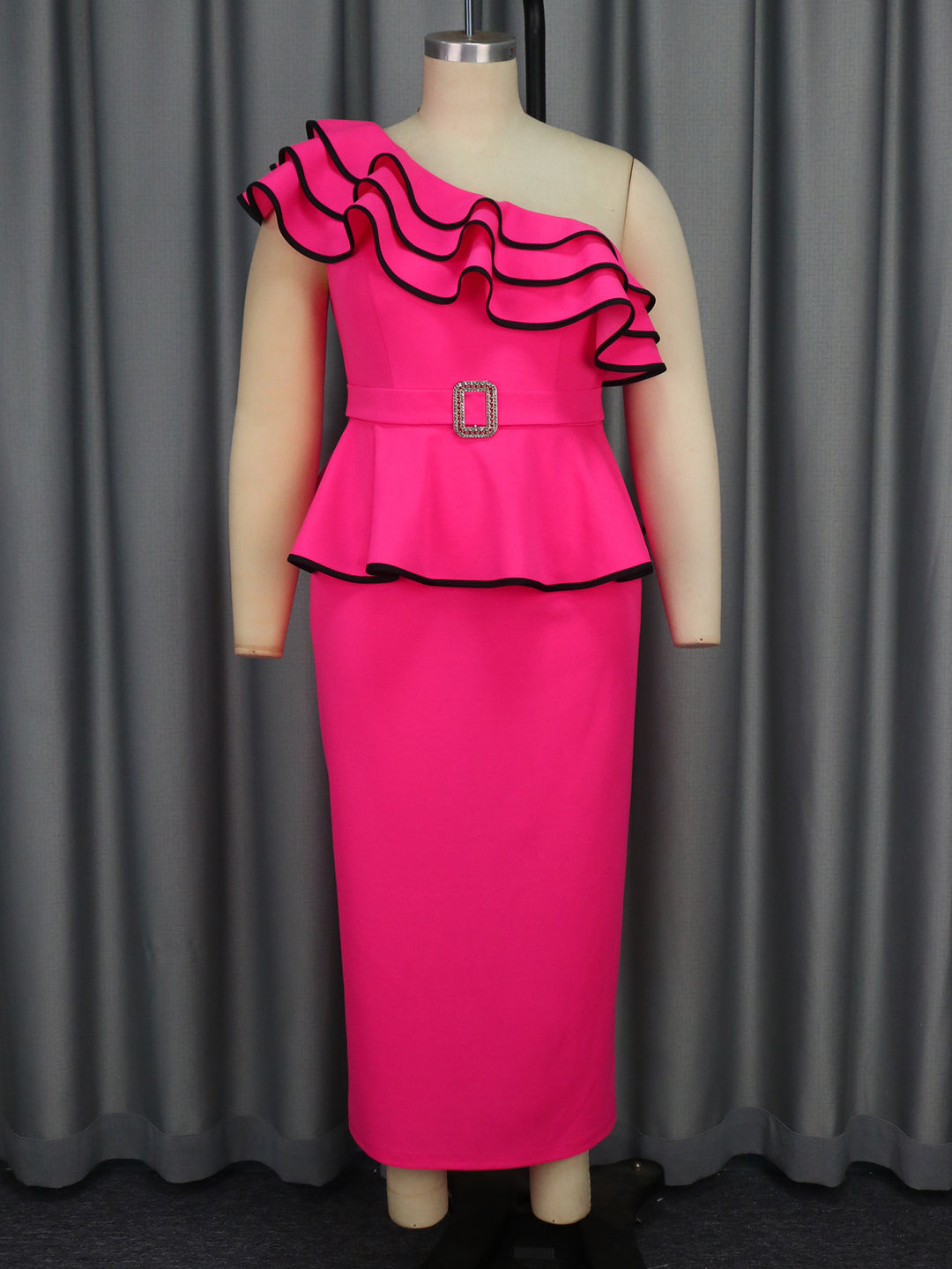 Damen Elegantes Abendkleid mit asymmetrischem Rüschendetail und dekorativem Gürtel R&B