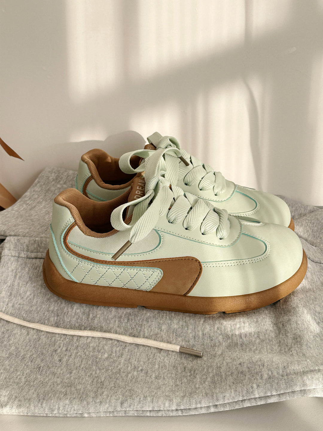Damen Sneaker mit modischen Akzenten und rutschfester Sohle R&B