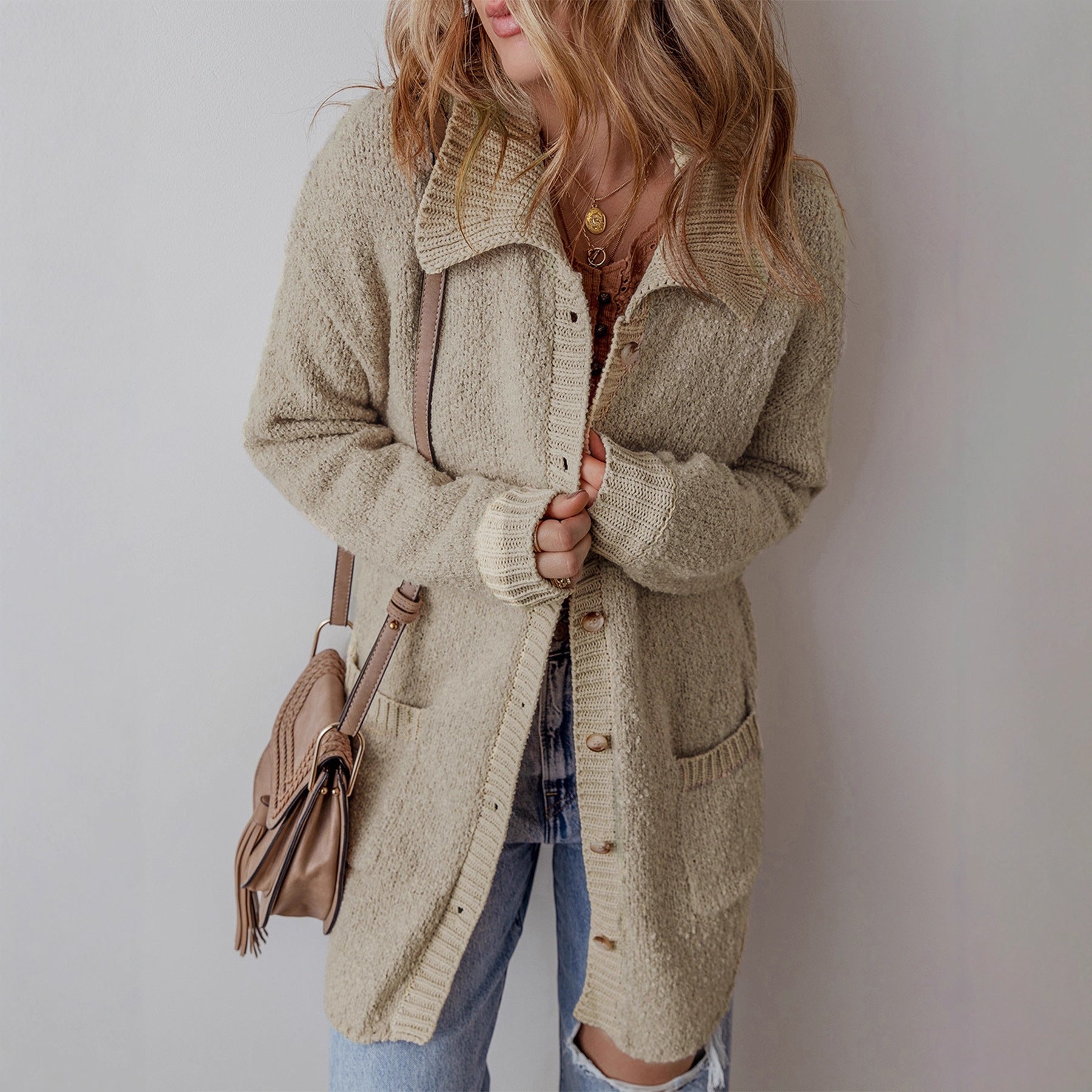 Damen Grobstrickjacke mit praktischen Taschen und kontrastierendem Kragen
