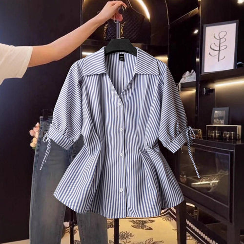 Damenbluse mit eleganten Rüschendetails und modischem Streifenmuster R&B