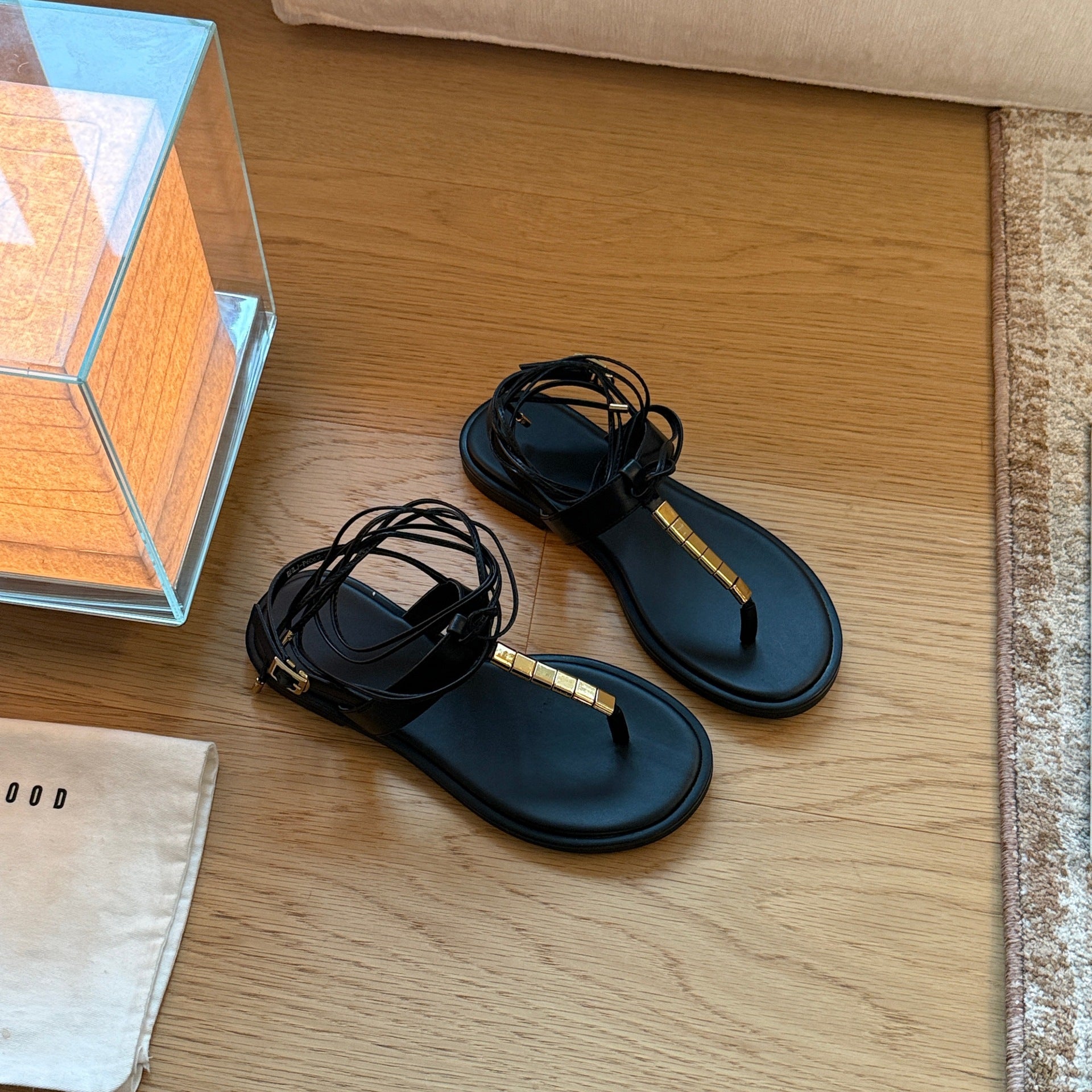 Damen Modische Zehentrenner-Sandalen mit verstellbarem Riemen und goldener Schnalle