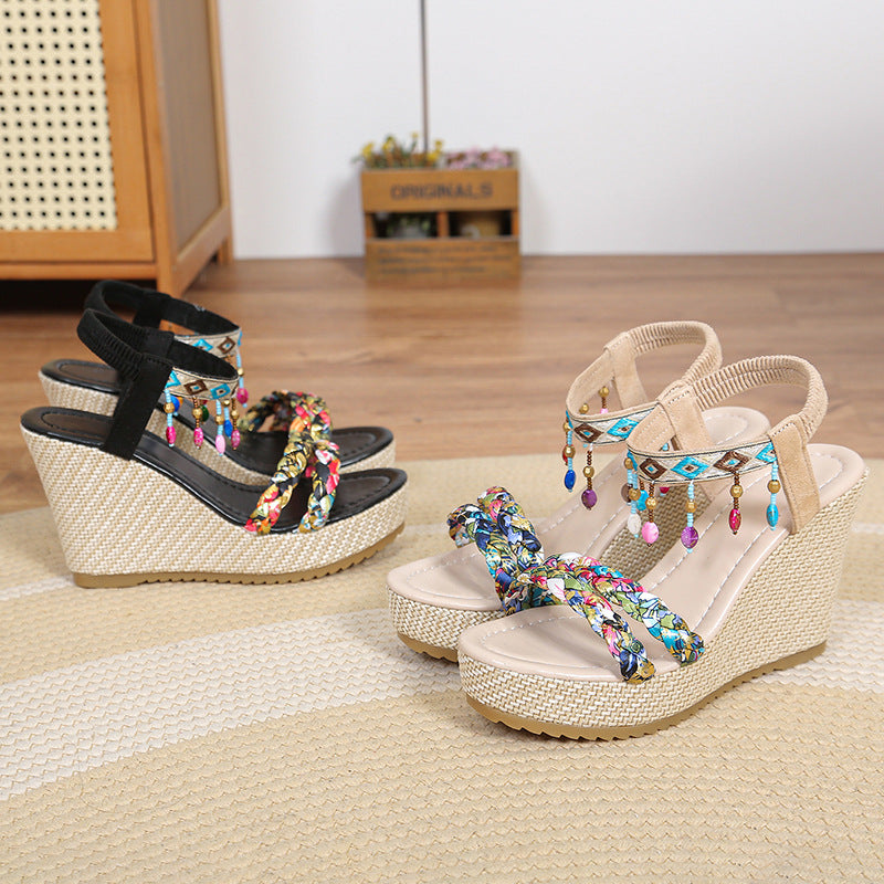 Damen elegante Wedge-Sandalen mit geflochtenem Riemendesign und kunstvoller Blumenapplikation R&B