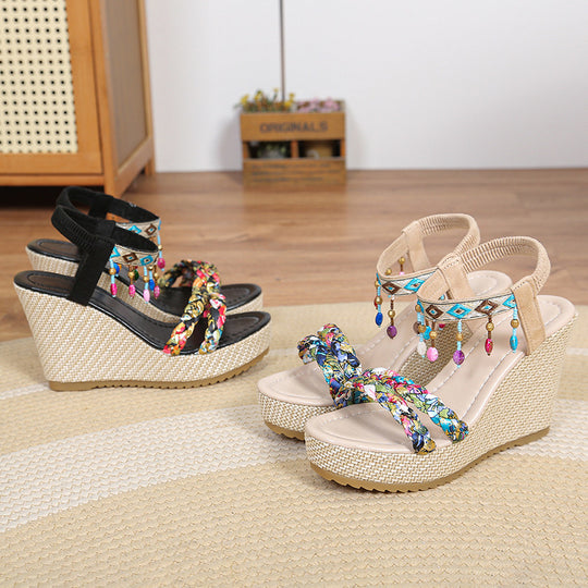 Damen elegante Wedge-Sandalen mit geflochtenem Riemendesign und kunstvoller Blumenapplikation R&B