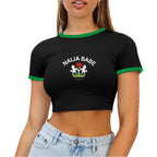 Damen Crop-Top mit kreativem Aufdruck und kontrastierenden Ärmelsäumen R&B