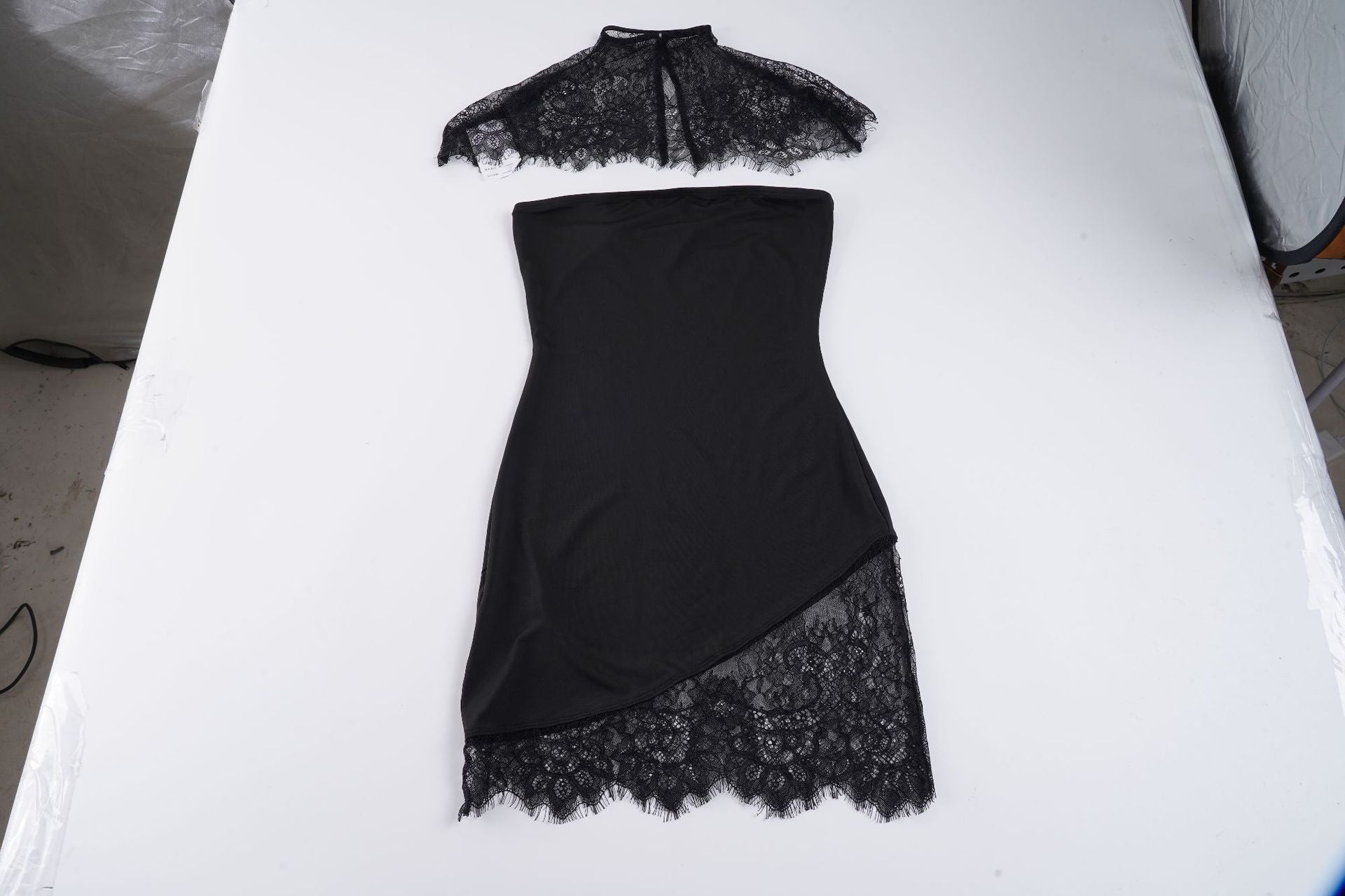 Damen Spitzenkleid mit asymmetrischem Saum und elegantem Kragen R&B