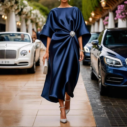 Damen nan elegantes Satin-Kaftan-Midikleid mit Kimonoärmeln seitlicher Drapage und Zierbrosche R&B