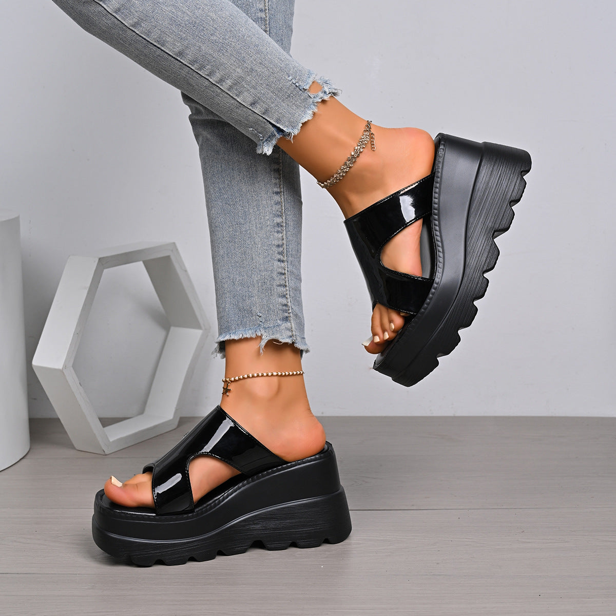 Damen Plattform-Sandalen mit elegantem Metallic-Riemendesign und rutschfester Sohle R&B