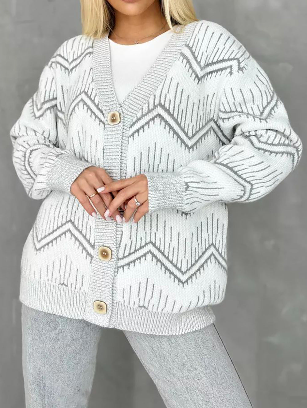 Damen Strickjacke mit modernem Chevron-Muster und erstklassigen Knopfdetails R&B