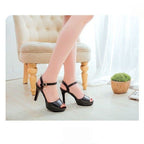 Damen Plateau-Sandalen mit eleganter Rollenschnalle R&B