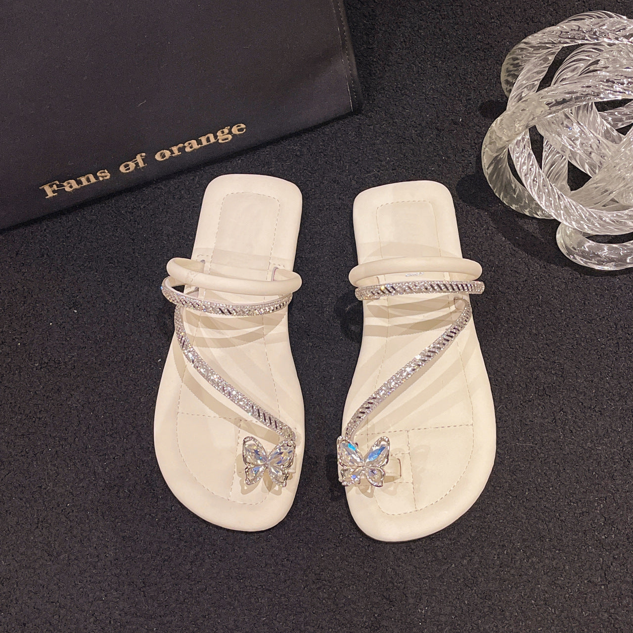 Damen Elegante und funkelnde Badesandalen mit Schmetterlingsapplikation EB