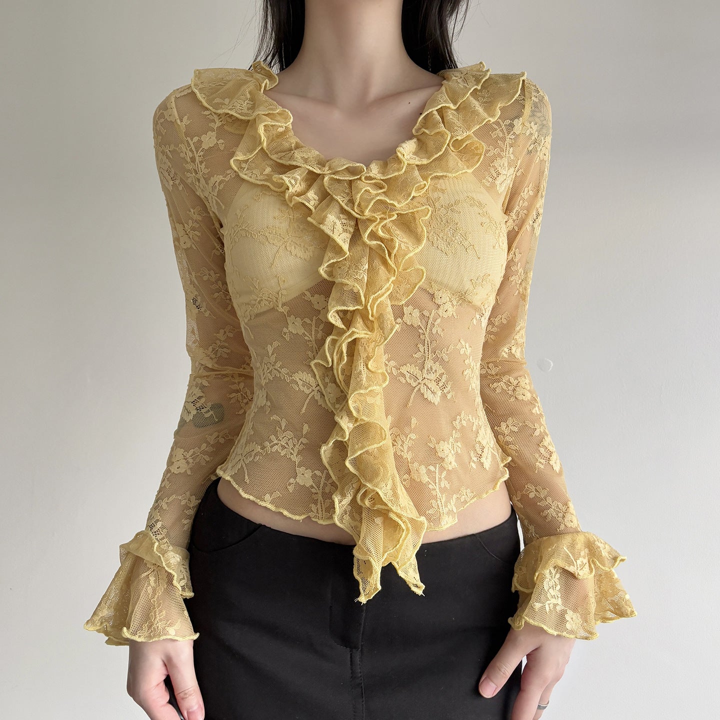 Damen Elegant verziertes Langarmoberteil aus Spitze mit Rüschen