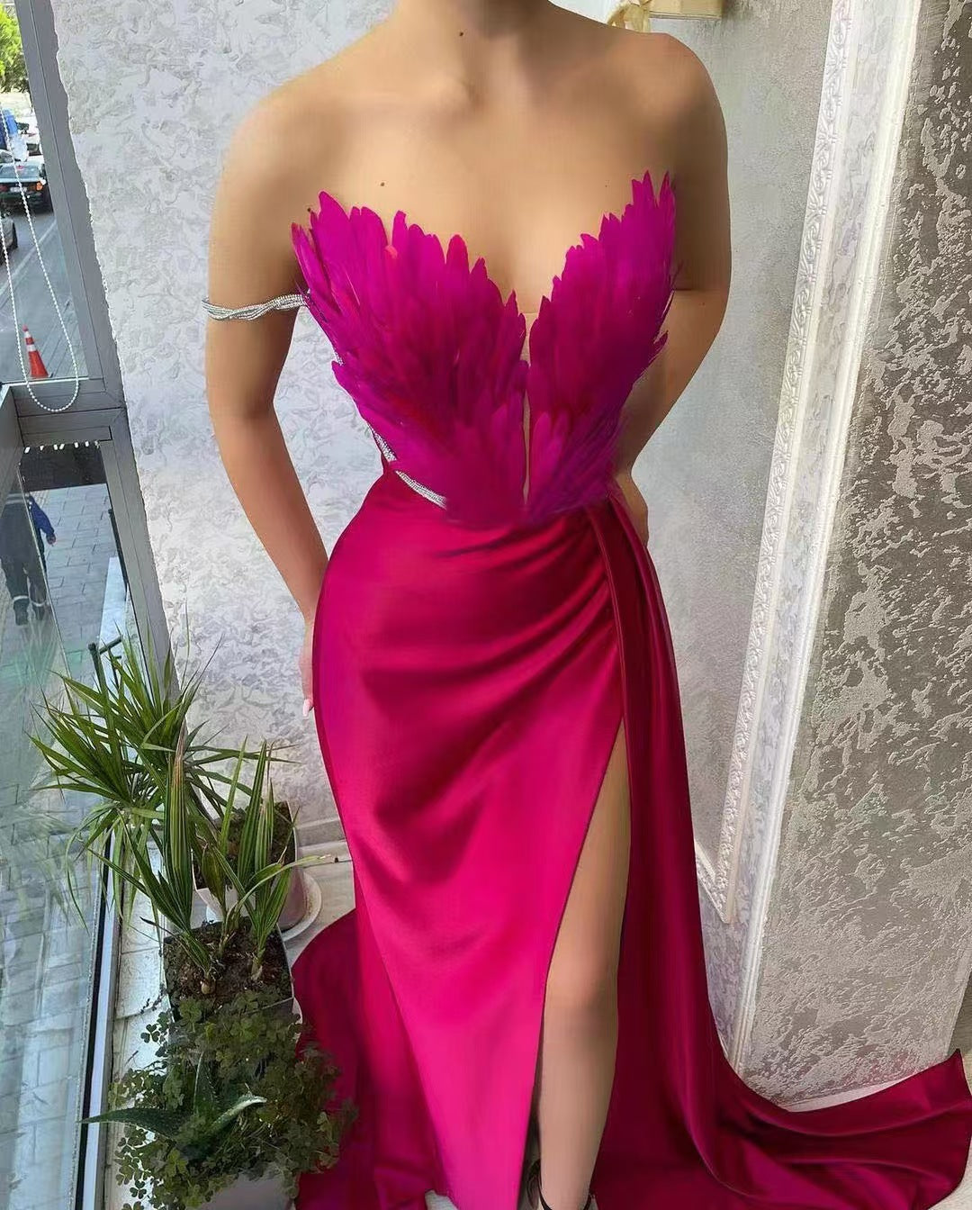 Damen Elegantes Abendkleid mit verzierten Trägern und hohen Schlitz R&B