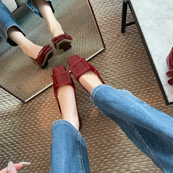 Damen Elegante Plateau-Pumps mit glänzender Lack-Oberfläche und Schmuckakzent