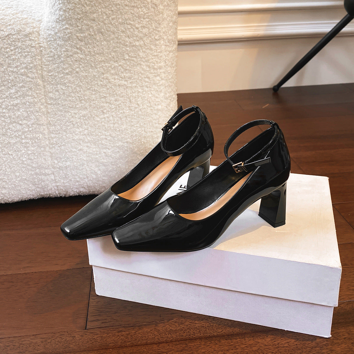 Damen Elegante Pumps mit verstellbarem Riemen und glänzendem Obermaterial R&B