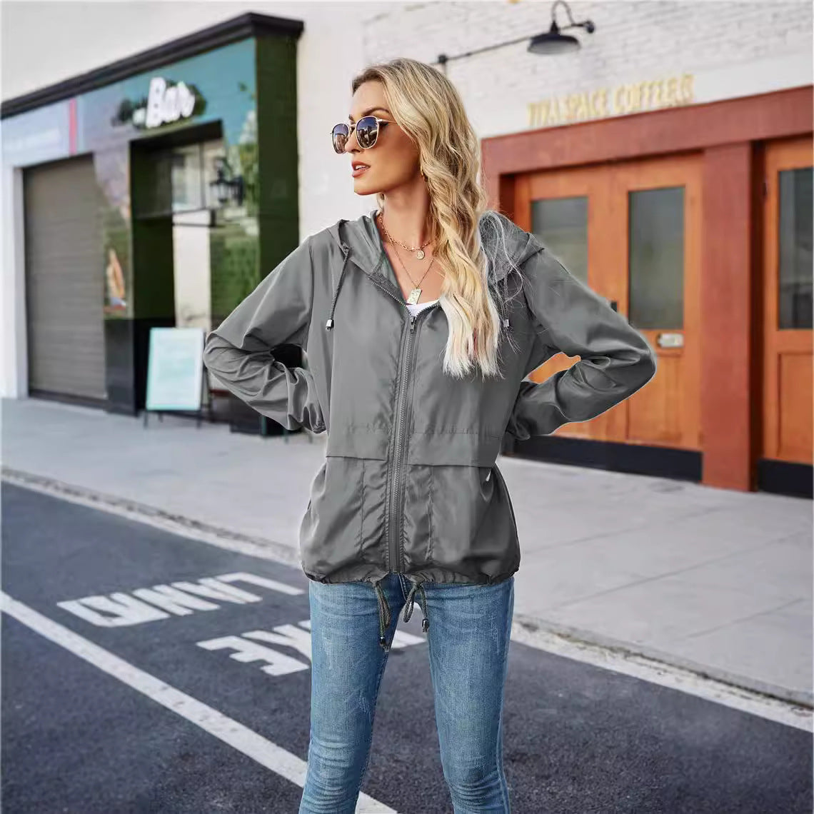 Damen leichte und atmungsaktive Windbreaker-Jacke mit verstellbarem Kapuzenkragen R&B