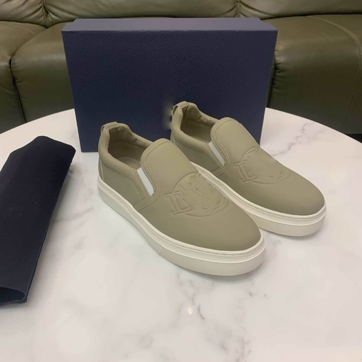 Damen Slip-On Sneakers mit modischem Logo-Detail und rutschfester Sohle R&B