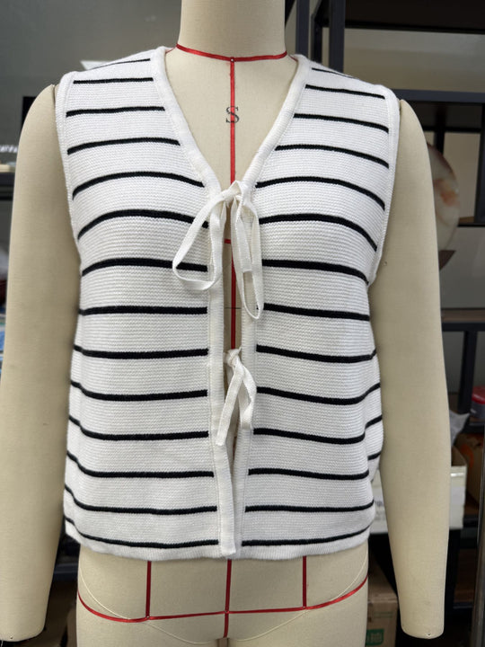 Damen Stricktop mit feinen Streifen und dekorativem Knotendetail R&B