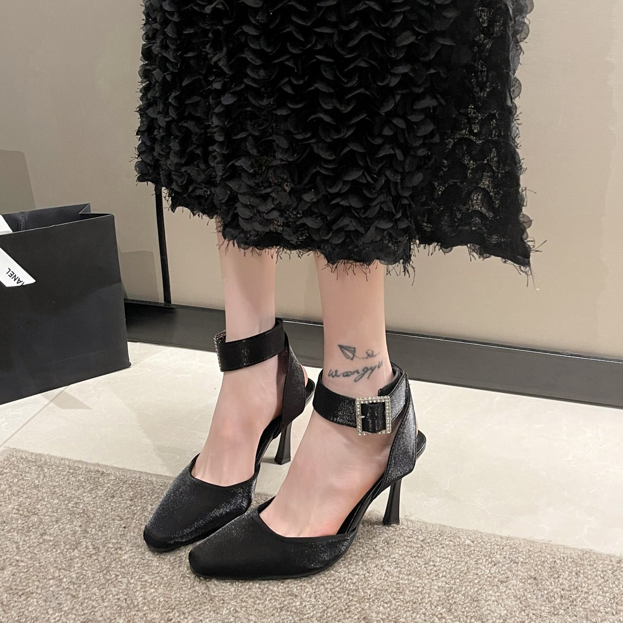 Damen elegante Pumps mit transparentem Riemchen und Glitter-Detail R&B