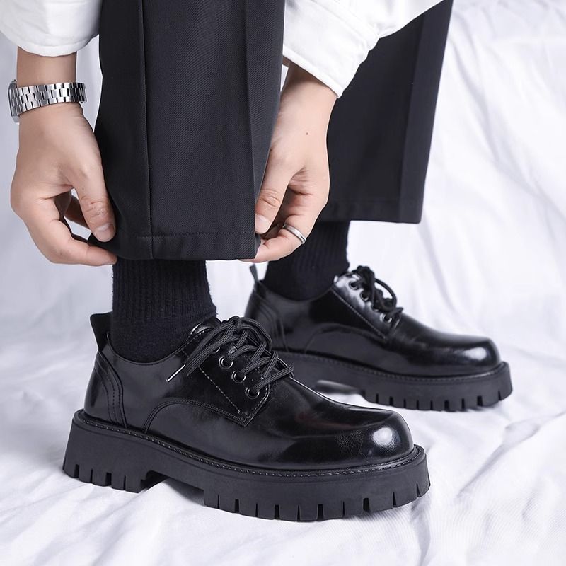 Herren klassische Schnürschuhe mit robustem Profil und elegantem Finish