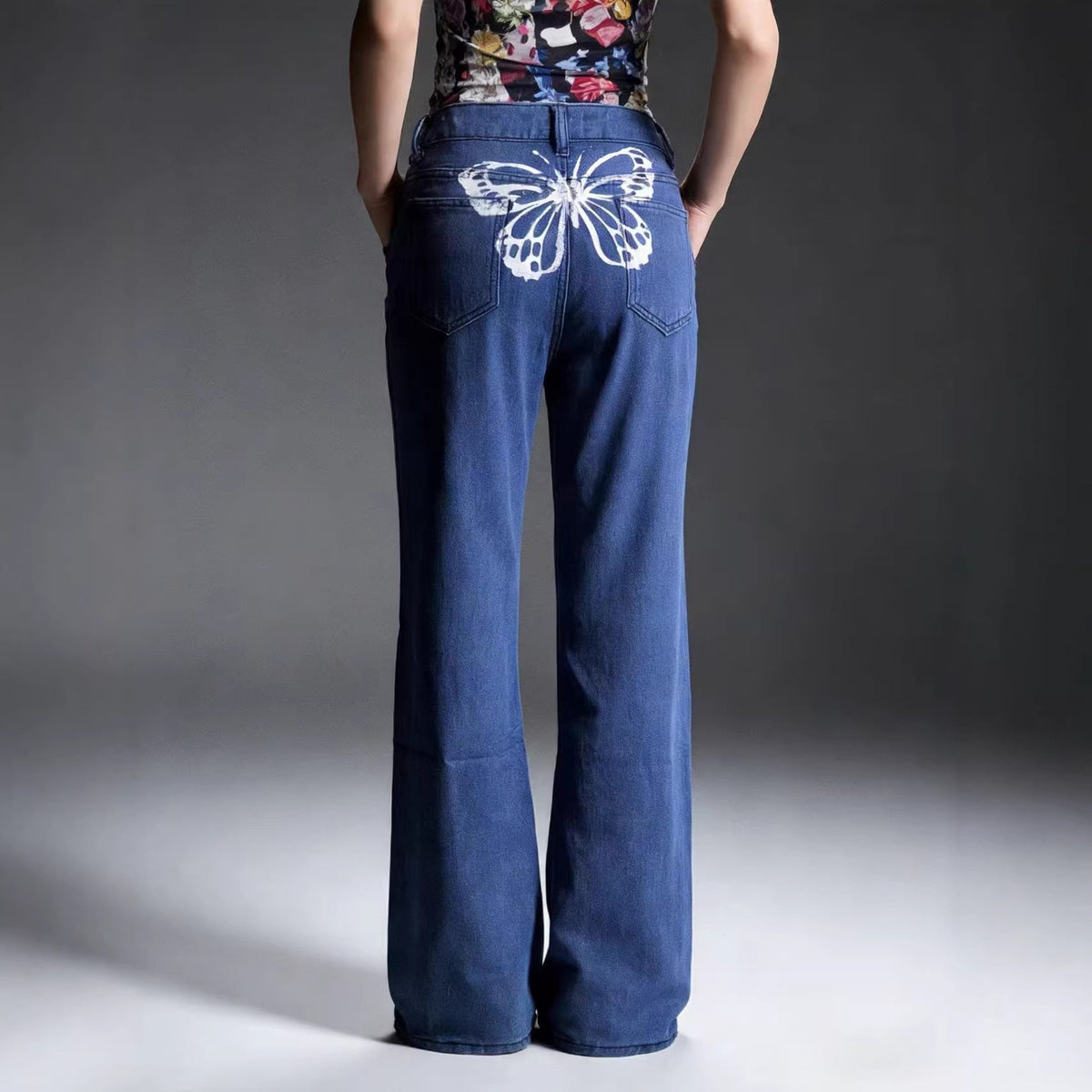 Damen Weite Jeans mit Schmetterlingsstickerei