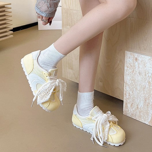 Damen Sneaker mit romantischem Spitzen-Schnürsystem