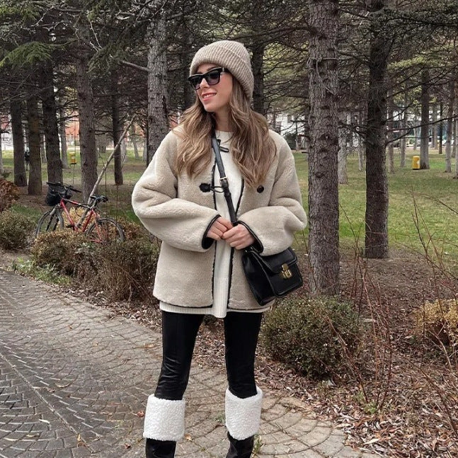 Damen Kuschelige Teddyjacke mit kontrastierenden Knopfdetails und Taschen R&B