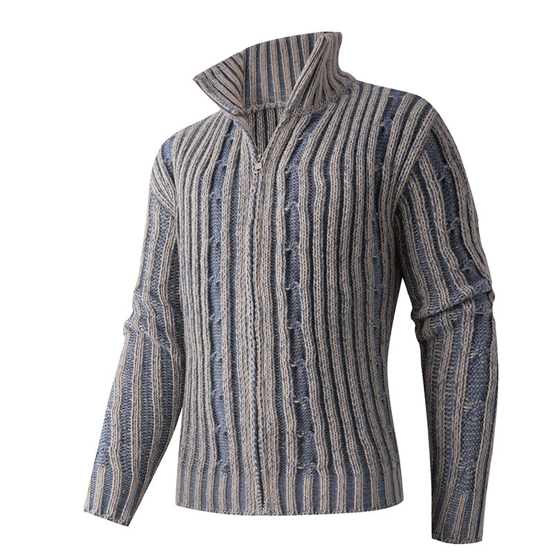 Herren Strickjacke mit Hochkragen und anspruchsvollem Zopfmuster