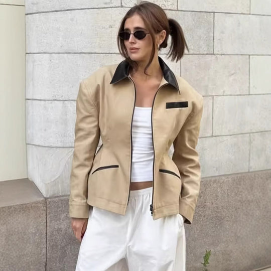 Damen Designer Steppjacke mit aufregendem Kontrastkragen und minimalistischen Taschen R&B
