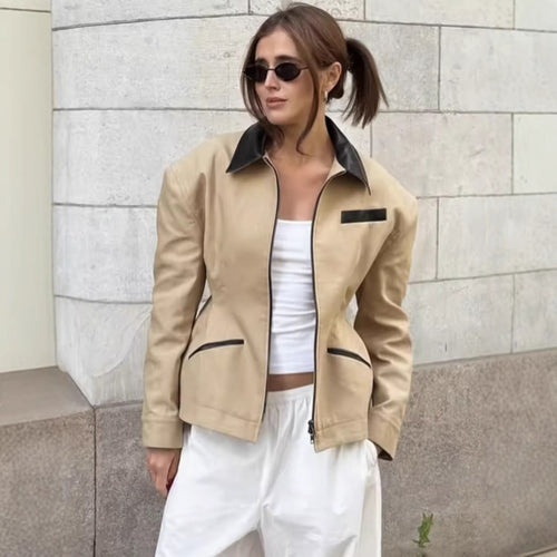 Damen Designer Steppjacke mit aufregendem Kontrastkragen und minimalistischen Taschen R&B
