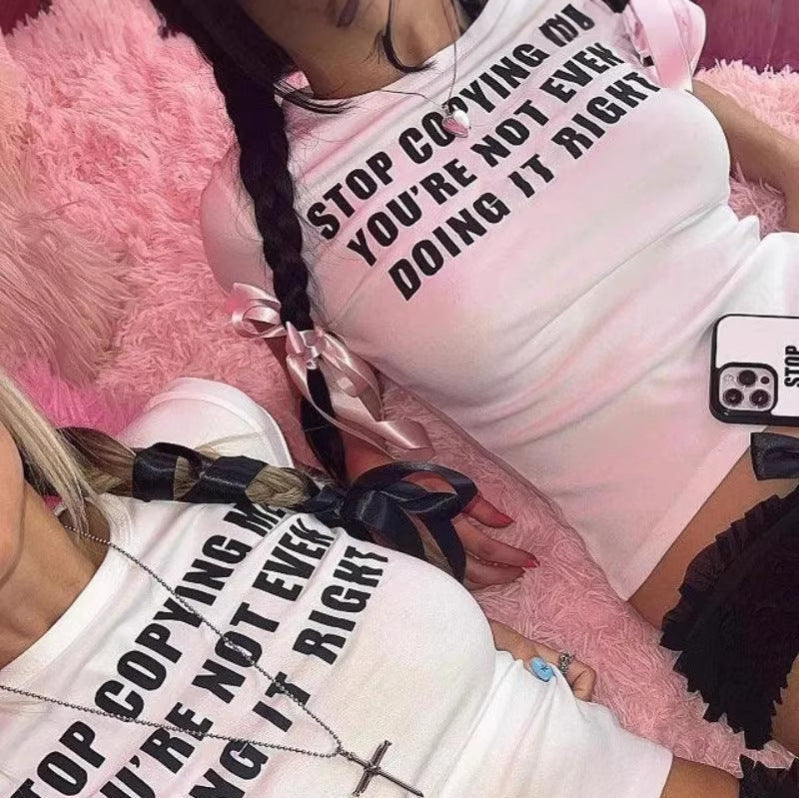 Damen Crop-T-Shirt mit motivierendem Schriftzug und figurbetontem Schnitt R&B