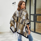 Damen eleganter Poncho mit modernem Karomuster und Fransen
