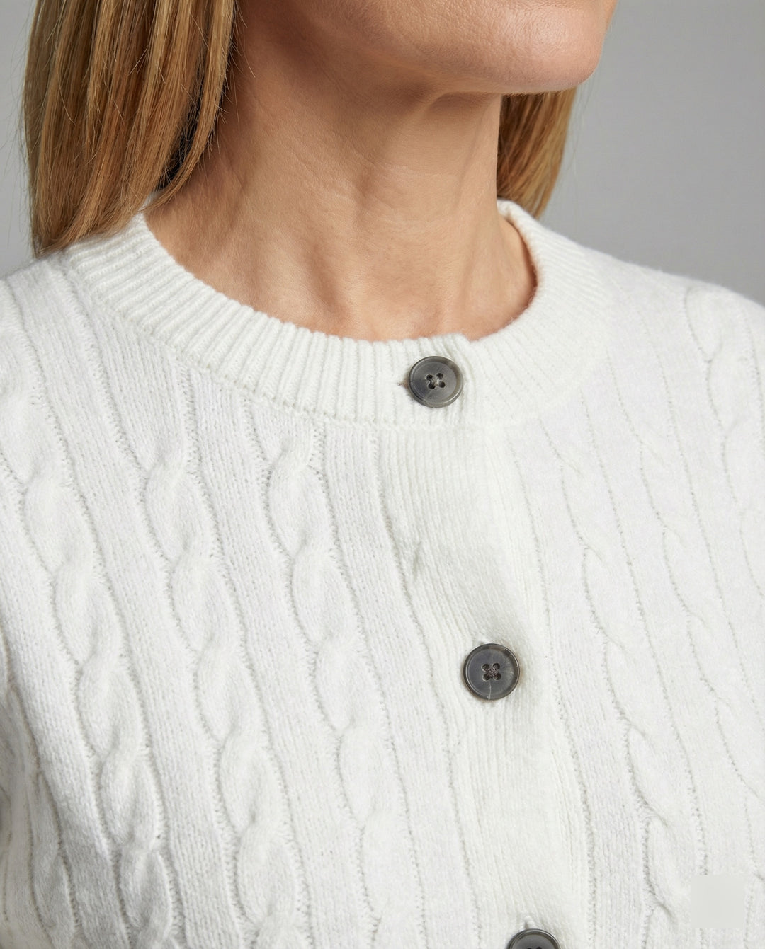 Damen grobgestrickter Zopfmuster-Cardigan mit Ballonärmeln, Rippenbündchen und dekorativer Knopfleiste R&B