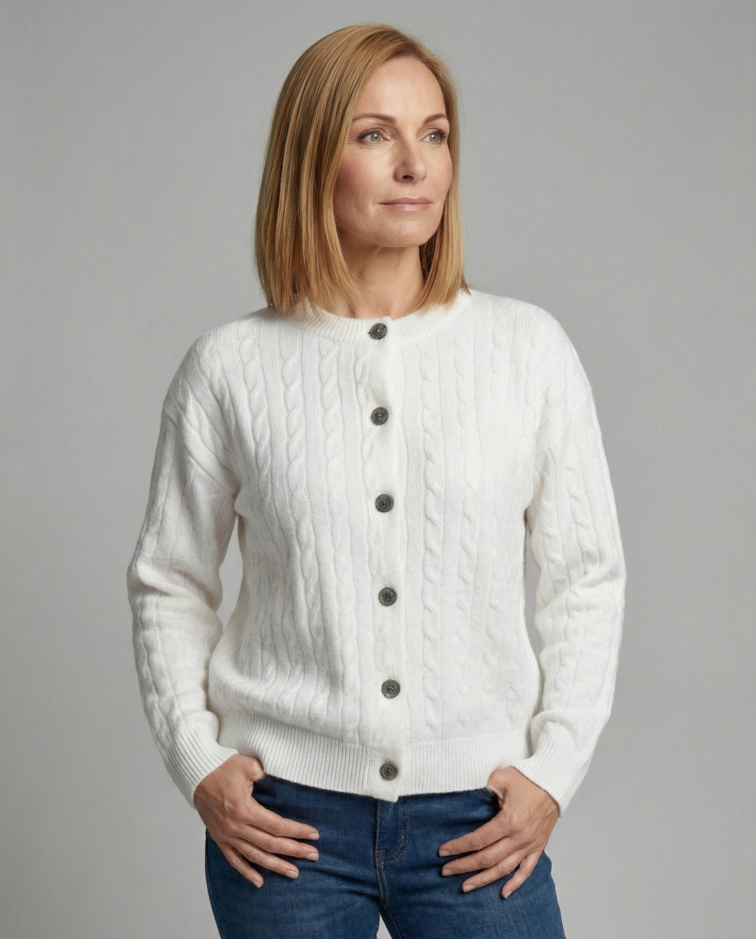 Damen grobgestrickter Zopfmuster-Cardigan mit Ballonärmeln, Rippenbündchen und dekorativer Knopfleiste R&B