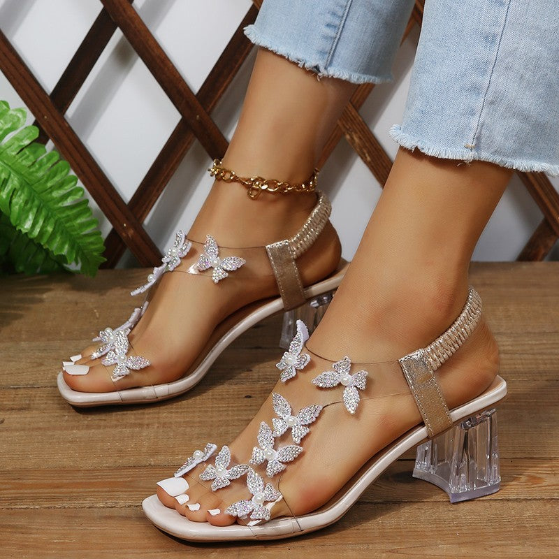Damen Glamouröse Sandalen mit funkelnden Schmetterlingsdetails und transparentem Blockabsatz R&B