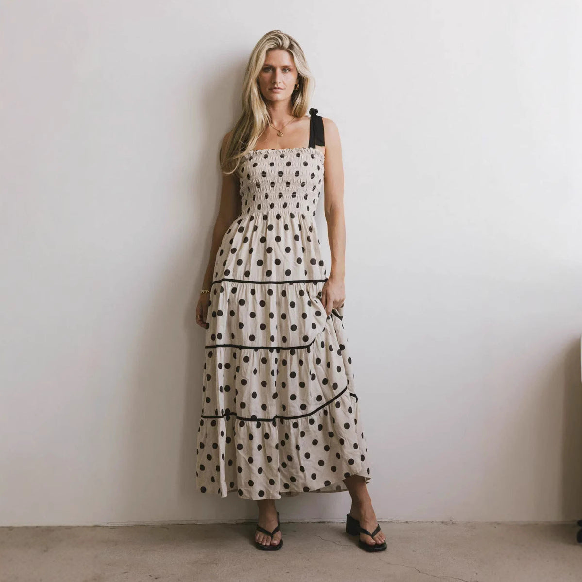 Damen Maxikleid mit dekorativen Punkten und schulterfreiem Design R&B