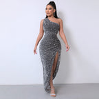 Elegantes Kleid mit One-Shoulder-Pailletten und hohem Schlitz