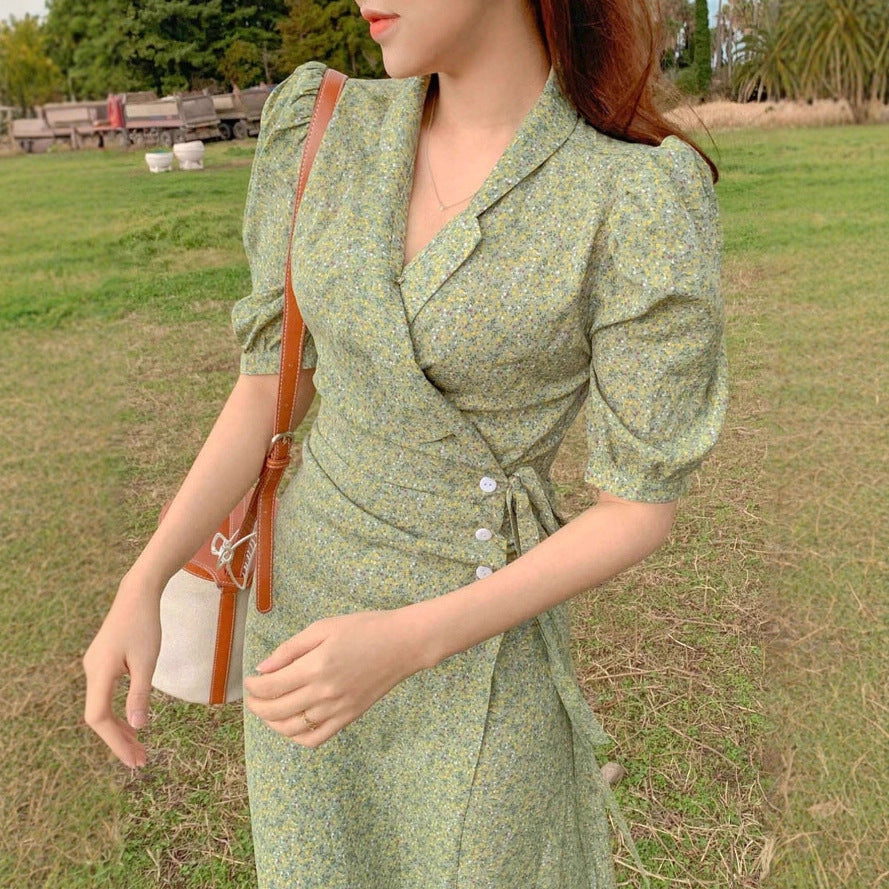 Damen Wickelkleid mit charmanten Puffärmeln und eleganten Knopfdetails R&B