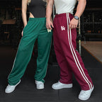 Herren nan gerade geschnittene Trainingshose mit elastischem Komfortbund, seitlichem Doppelstreifen und Oberschenkel-Logoprint R&B