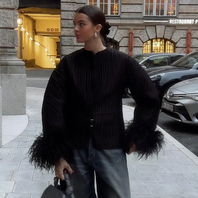 Damen modische Steppjacke mit raffiniertem Bindegürtel und eleganten Fuchsfell-Ärmeln R&B