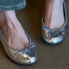 Damen Ballerinas aus glänzendem Leder mit verspieltem Schleifendetail