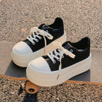 Damen Plateausneaker mit sportlicher Silhouette und modischem Schnürsystem