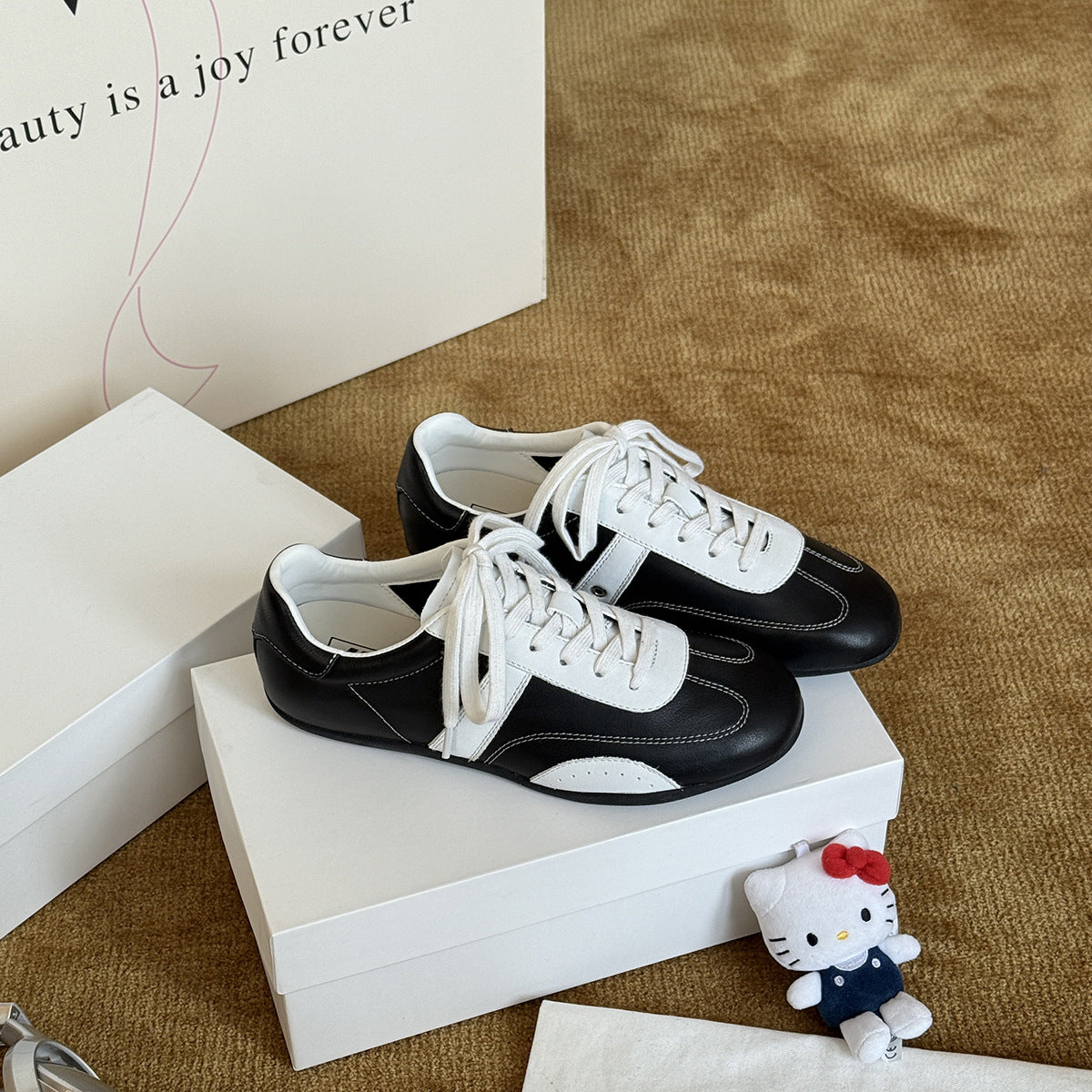 Damen Sportliche Leder-Sneaker mit Kontrastnähten und atmungsaktivem Innenfutter