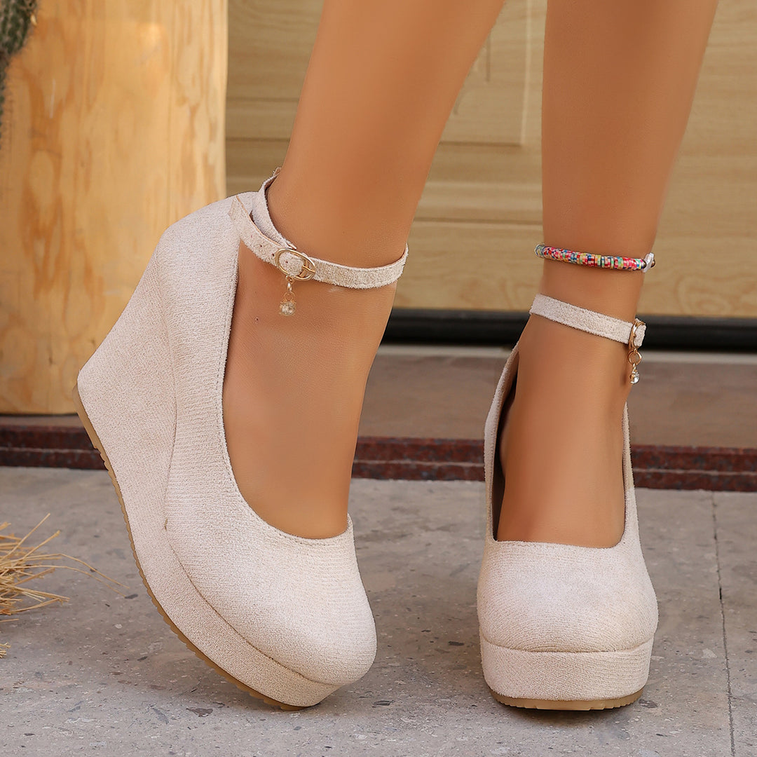 Damen Wedge-Pumps mit zierlichem Riemen und glänzendem Akzent R&B
