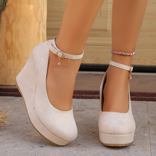 Damen Wedge-Pumps mit zierlichem Riemen und glänzendem Akzent R&B