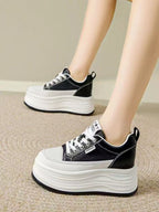 Damen Plateau Sneaker mit eleganter Silhouette und dämpfender Sohle