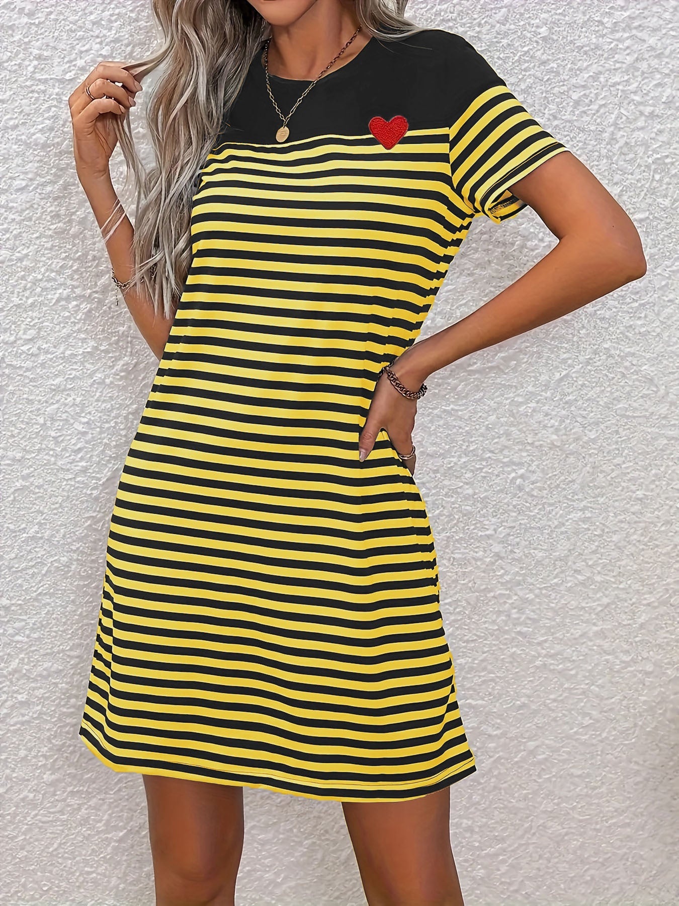 Damen Freizeitkleid mit modischem Streifenmuster und Herzapplikation R&B