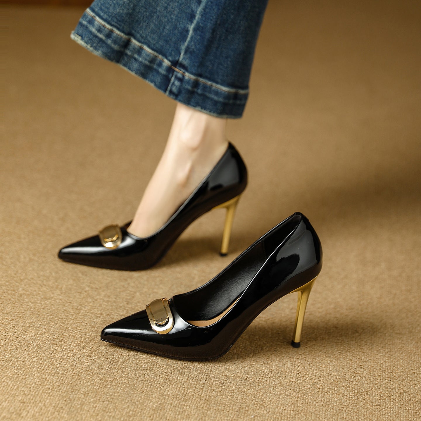 Damen stilvolle Lackpumps mit eleganter Goldschnalle